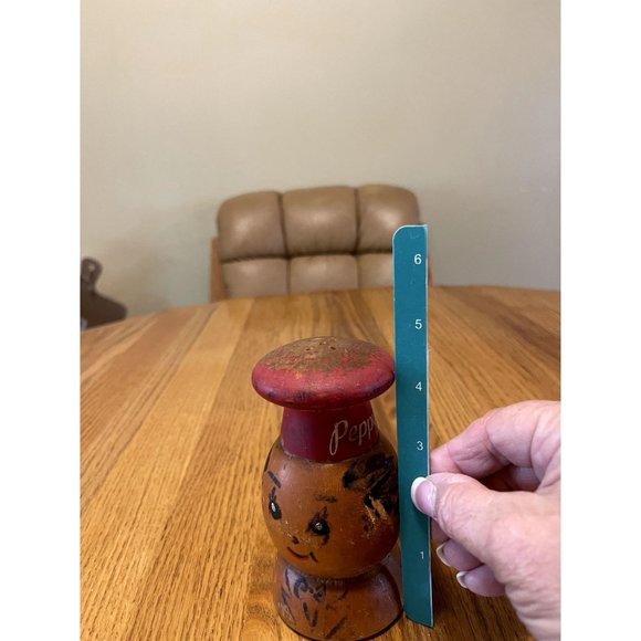 A Very Vintage Peppy Pepper Shaker - Picture 8 of 9